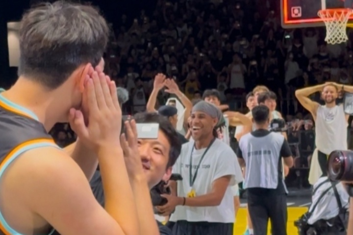 世纪名画!朱伟皓三分绝杀 对抱头的库里比出“晚安安” 世纪名画!朱伟皓三分绝杀 对抱头的库里比出“晚安安”