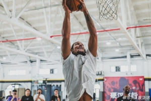 真乃当代吕布!戈登中国行首日早起训练 下午观战触地即燃 真乃当代吕布!戈登中国行首日早起训练 下午观战触地即燃