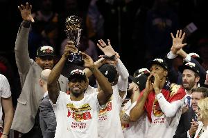 伊巴卡:我不敢相信莱昂纳德夺冠后选择离队 我以为他会留下来 伊巴卡:我不敢相信莱昂纳德夺冠后选择离队 我以为他会留下来