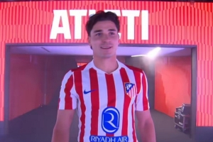 气氛热烈!马竞举办迎新之夜活动,球迷们高呼阿尔瓦雷斯名字 气氛热烈!马竞举办迎新之夜活动,球迷们高呼阿尔瓦雷斯名字