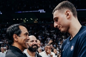 斯波现场观战!约维奇:很受鼓舞 肯定想向他证明我已有所进步 斯波现场观战!约维奇:很受鼓舞 肯定想向他证明我已有所进步