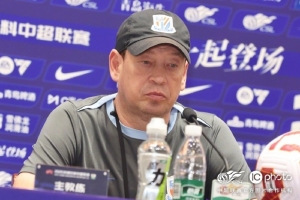 斯卢茨基:青岛海牛锋线球员都非常有特点,明天的比赛不会很容易 斯卢茨基:青岛海牛锋线球员都非常有特点,明天的比赛不会很容易