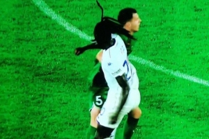 小基恩欧协联被扯头发后肘击对手染红,对方球员未受处罚 小基恩欧协联被扯头发后肘击对手染红,对方球员未受处罚