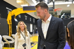 队记:东契奇渴望成湖人队史最佳球员之一 休赛期与LBJ保持着沟通 队记:东契奇渴望成湖人队史最佳球员之一 休赛期与LBJ保持着沟通