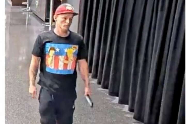 又一个!32岁男子在WNBA比赛扔假阳具被捕 面临指控最高可监禁7年 又一个!32岁男子在WNBA比赛扔假阳具被捕 面临指控最高可监禁7年