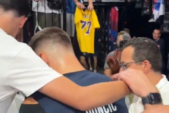 不能上手!多位球迷要合影&签名时想抱东契奇 都被工作人员拉开 不能上手!多位球迷要合影&签名时想抱东契奇 都被工作人员拉开