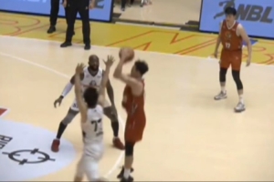 关键先生!薛傅文决胜三记三分并上演准绝杀 率队逆转锁定季后赛 关键先生!薛傅文决胜三记三分并上演准绝杀 率队逆转锁定季后赛