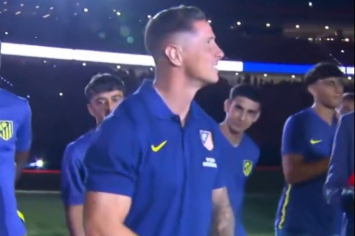 41岁托雷斯带马竞B队亮相主场,出场时全场欢呼! 41岁托雷斯带马竞B队亮相主场,出场时全场欢呼!