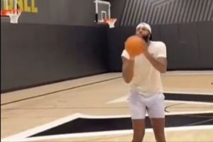 季后赛曾被对手祭出“砍人”战术!米切尔-罗宾逊休赛期苦练罚球 季后赛曾被对手祭出“砍人”战术!米切尔-罗宾逊休赛期苦练罚球