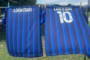 米体:国米训练场外有人卖卢克曼印字的盗版球衣 米体:国米训练场外有人卖卢克曼印字的盗版球衣