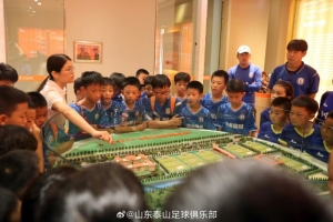 “泰山小将”数选未来足球精英赛参赛队伍到俱乐部,参观荣誉室 “泰山小将”数选未来足球精英赛参赛队伍到俱乐部,参观荣誉室