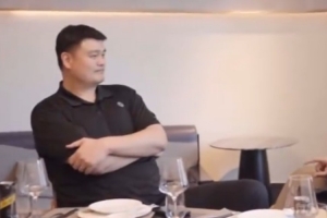 Handsome Young！姚明给库兹马教杨瀚森名字发音