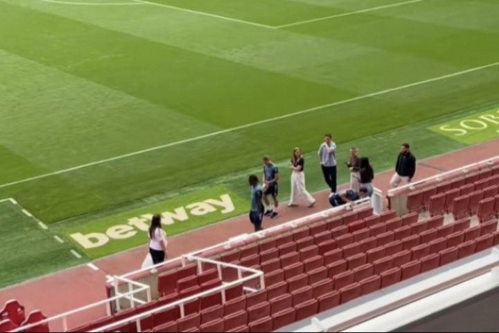 坐等官宣!27岁埃泽被拍到出现在酋长球场,超6000万镑实力新援 坐等官宣!27岁埃泽被拍到出现在酋长球场,超6000万镑实力新援