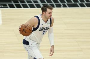 前独行侠队友多西:东契奇的节奏和对身体的运用令我感到不可思议 前独行侠队友多西:东契奇的节奏和对身体的运用令我感到不可思议