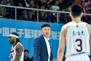 杨毅:胡明轩一球不进时郭士强坚持用他 换成杜锋早被骂亲儿子了 杨毅:胡明轩一球不进时郭士强坚持用他 换成杜锋早被骂亲儿子了