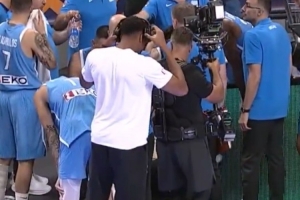 🤣耳机一戴谁都不爱!字母哥场边摸鱼:让我听听你们在聊我啥? 🤣耳机一戴谁都不爱!字母哥场边摸鱼:让我听听你们在聊我啥?