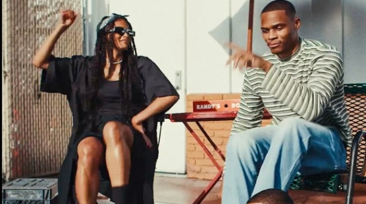 打打零工!威少参演女歌手MV 大秀丝滑律动 打打零工!威少参演女歌手MV 大秀丝滑律动