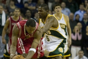 夸梅:麦迪你个一碰就倒的软蛋还碰瓷科比?科比在世时你咋不敢说 夸梅:麦迪你个一碰就倒的软蛋还碰瓷科比?科比在世时你咋不敢说