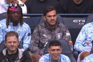 你小子😅曼城两球落后福登在替补席大笑，其余众人均神色严峻