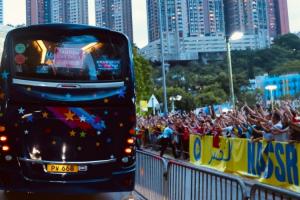 人气太旺!利雅得胜利大巴前往赛场途中,沿街站满了C罗球迷 人气太旺!利雅得胜利大巴前往赛场途中,沿街站满了C罗球迷