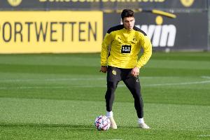 记者:多特预计可从小雷纳交易中获得600万欧,还有100万欧难实现 记者:多特预计可从小雷纳交易中获得600万欧,还有100万欧难实现