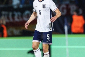 TA:多特蒙德报价图卢兹后卫克雷斯韦尔,同时在追安塞尔米诺 TA:多特蒙德报价图卢兹后卫克雷斯韦尔,同时在追安塞尔米诺