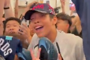 人气很高!爱德华兹中国行现场 球迷疯狂高喊“我爱你” 人气很高!爱德华兹中国行现场 球迷疯狂高喊“我爱你”