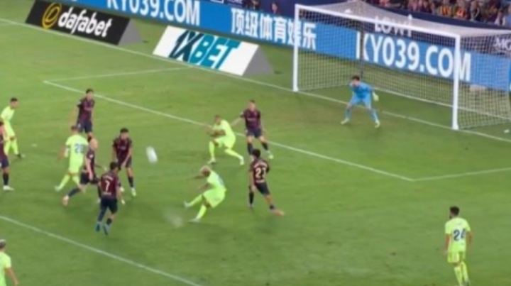 踢水球🤣亚马尔禁区撞墙后射门踢呲直奔边线,脚下溅起一滩水花 踢水球🤣亚马尔禁区撞墙后射门踢呲直奔边线,脚下溅起一滩水花