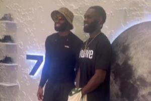 感觉比本尊还高啊!杰伦-布朗与自己的模仿者合影 笑开了花 感觉比本尊还高啊!杰伦-布朗与自己的模仿者合影 笑开了花