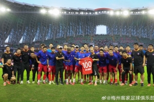 杨一虎迎来代表球队出战的第100场正式比赛 赛前收获百场纪念球衣 杨一虎迎来代表球队出战的第100场正式比赛 赛前收获百场纪念球衣