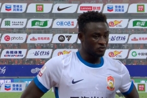 阿齐兹:感觉球队丢球都是低级失误,我们想追回比分但非常难 阿齐兹:感觉球队丢球都是低级失误,我们想追回比分但非常难