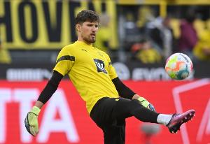 德媒:因未能战胜圣保利,科贝尔赛后采访时遭到球迷的纸团攻击 德媒:因未能战胜圣保利,科贝尔赛后采访时遭到球迷的纸团攻击