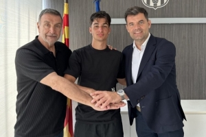 世体:巴萨17岁小将吉耶-费尔南德斯决定留队,等待一线队机会 世体:巴萨17岁小将吉耶-费尔南德斯决定留队,等待一线队机会