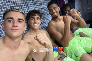 开心!加维社媒晒与阿劳霍、库巴西更衣室合照,庆祝球队取胜 开心!加维社媒晒与阿劳霍、库巴西更衣室合照,庆祝球队取胜