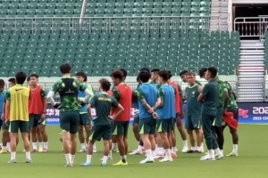 恩加德乌现身球场,吴少聪和达万缺席今日国安赛前训练 恩加德乌现身球场,吴少聪和达万缺席今日国安赛前训练