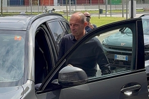 跟队记者:米兰引援会议已经结束,阿莱格里离开会场 跟队记者:米兰引援会议已经结束,阿莱格里离开会场