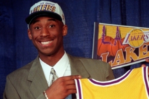 美媒:华纳兄弟正筹拍一部以科比为主题的传记电影 美媒:华纳兄弟正筹拍一部以科比为主题的传记电影