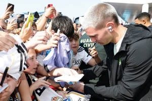 皇马社媒晒球员们抵达奥维耶多照片,受到球迷热烈欢迎 皇马社媒晒球员们抵达奥维耶多照片,受到球迷热烈欢迎