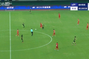 真拦不住...米特里策中场灵巧转身摆脱遭放倒,制造对手犯规 真拦不住...米特里策中场灵巧转身摆脱遭放倒,制造对手犯规