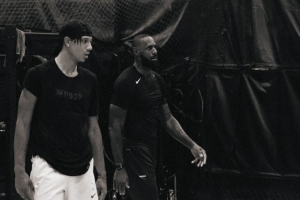 切磋学习!杰伦-约翰逊晒个人训练照 与詹姆斯一同训练 切磋学习!杰伦-约翰逊晒个人训练照 与詹姆斯一同训练