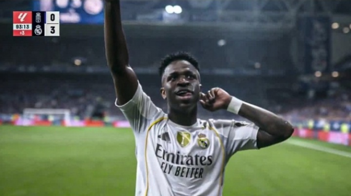 遭皇家奥维耶多球迷狂嘘!维尼修斯进球后指耳朵+指看台回击☝️ 遭皇家奥维耶多球迷狂嘘!维尼修斯进球后指耳朵+指看台回击☝️