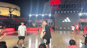 在线追星!胡明轩&林葳找陈冠希轮流合影 在线追星!胡明轩&林葳找陈冠希轮流合影