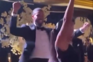 玩得很开心!塔图姆在老乡比尔的婚礼上跳起了舞 玩得很开心!塔图姆在老乡比尔的婚礼上跳起了舞