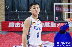 上赛季场均7.6分5.8助 媒体人：黎伊扬两年C类合同续约福建男篮