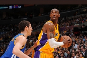 克莱晒多张对位科比图致敬曼巴日:没有一天不想念 传奇永流传 克莱晒多张对位科比图致敬曼巴日:没有一天不想念 传奇永流传