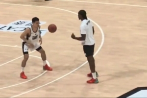 篮筐都快砸歪了🤣球迷晒小卡成都行比赛打铁集锦 篮筐都快砸歪了🤣球迷晒小卡成都行比赛打铁集锦