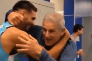 拿下重要胜利!赢美国队后乌拉圭球员高兴坏了 在更衣室唱歌庆祝 拿下重要胜利!赢美国队后乌拉圭球员高兴坏了 在更衣室唱歌庆祝