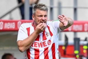 科隆主帅夸斯尼奥克在客场作战时穿了一件球队主场球衣指挥比赛 科隆主帅夸斯尼奥克在客场作战时穿了一件球队主场球衣指挥比赛