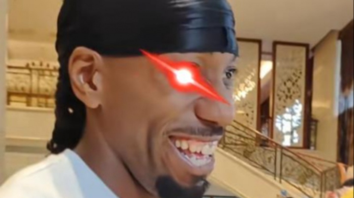 这不热巴吗?狂热球迷被好友及时拦截 头巾小卡笑嘻了 这不热巴吗?狂热球迷被好友及时拦截 头巾小卡笑嘻了