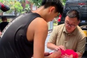 来自吕加晖球迷不远万里的爱!天气虽热 队内氛围更暖 来自吕加晖球迷不远万里的爱!天气虽热 队内氛围更暖